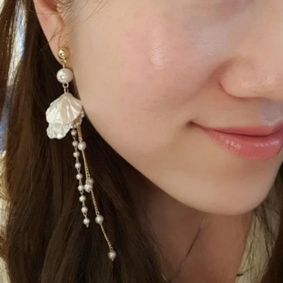 Shell Pearl Earrings - Picture 8 of 9